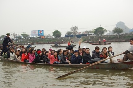 Ngay từ sáng sớm, những chiếc thuyền chở người đã chật ních người Chùa Hương không có chỗ chen chân trước Rằm tháng giêng