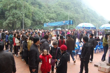 Chùa Hương không có chỗ chen chân trước Rằm tháng giêng