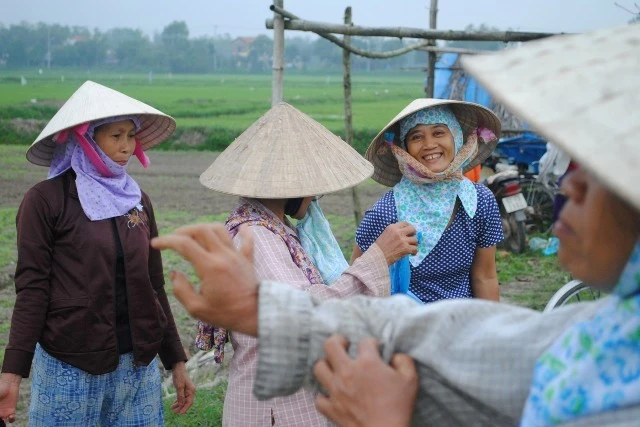 xoắn tay chuẩn bị xuống ruộng.jpg