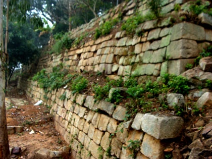 Những bức tường kè đá vô cùng hoành tráng.