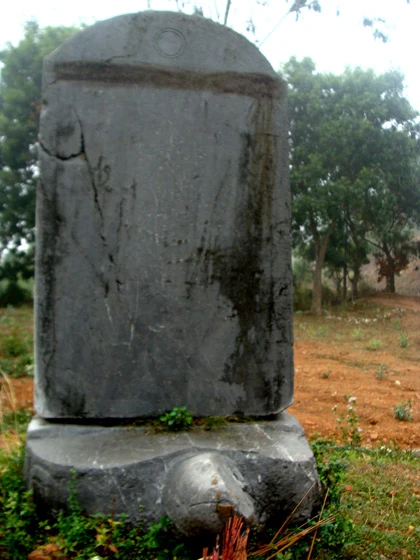 Tấm bia Hậu Lê ghi lại lịch sử chùa Dạm.