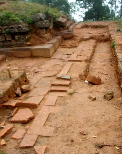 Các nhà khảo cổ học đã đào nhiều hố thám sát ở di tích chùa Dạm.