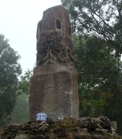 Phần dưới cột đá hình vuông, phần trên hình tròn biểu tượng "trời tròn đất vuông"?