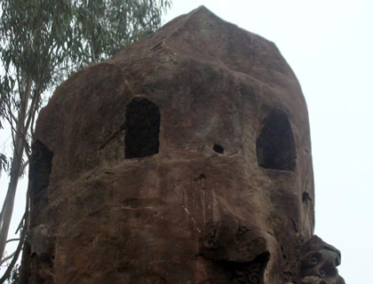 Những lỗ hình chữ nhật để kê trụ đỡ?