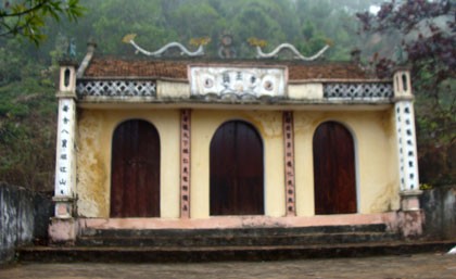 Chùa Dạm được dựng lại tạm bợ, chẳng có ai thăm viếng. Chùa Dạm được dựng lại tạm bợ, chẳng có ai thăm viếng.