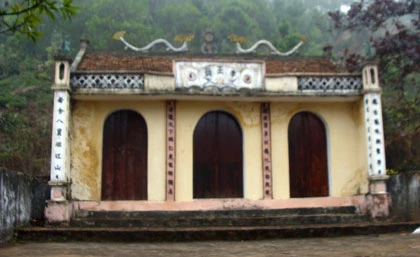 Chùa Dạm được dựng lại tạm bợ, chẳng có ai thăm viếng.