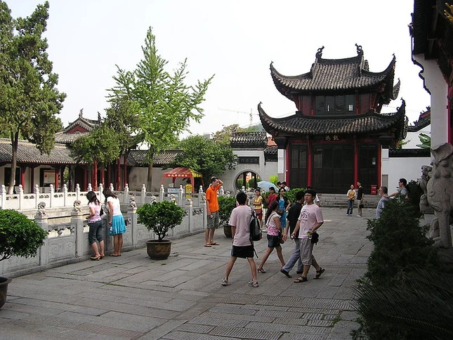 800px-Guiyuan_Temple_Wuhan3.jpg