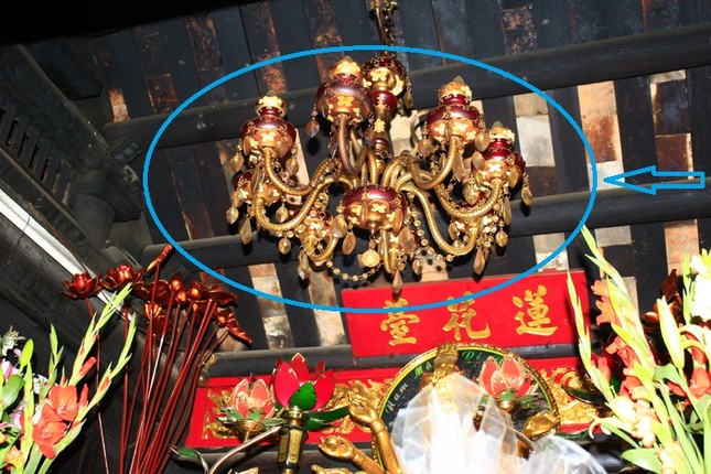 Đèn chùm phương Tây xuất hiện tại gian thờ Phật Quan Âm ở chùa Một Cột khiến nhiều du khách rất bất ngờ vì sự "phá cách" này Đèn chùm phương Tây xuất hiện tại gian thờ Phật Quan Âm ở chùa Một Cột khiến nhiều du khách rất bất ngờ vì sự "phá cách" này