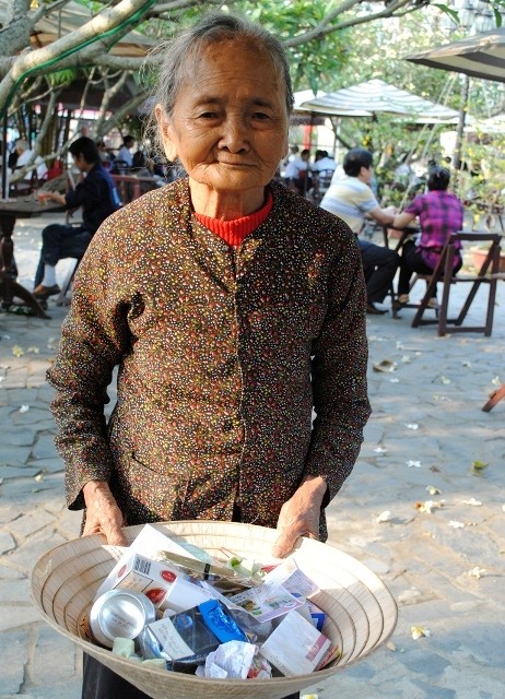 Cụ bà nhặt rác ở Hội An ảnh 1 1.jpg