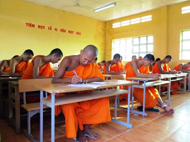 11, chư tăng sinh tập trung làm bài.jpg