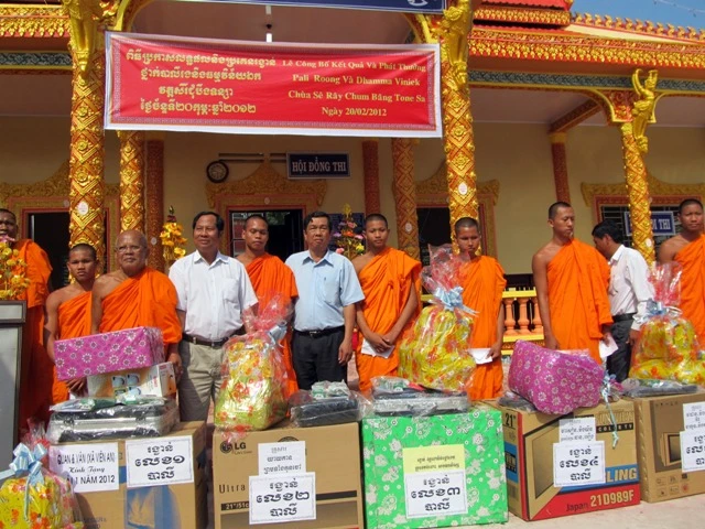 8, Lãnh đạo các ban, ngành đoàn thể tỉnh chụp hình với chư tăng sinh đạt giải.jpg