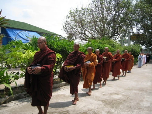 Từ chuyện “màu cờ”, nghĩ về “sắc áo” ảnh 1 Chư Tăng Nam Tông.jpg