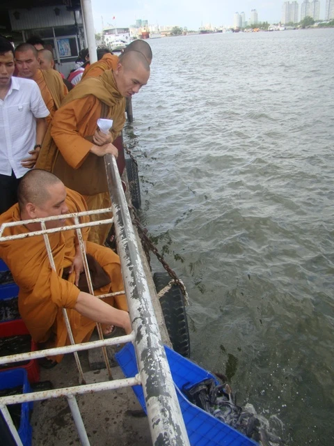 CLB Nhân Sinh phóng sinh ảnh 2 DSC00328.JPG