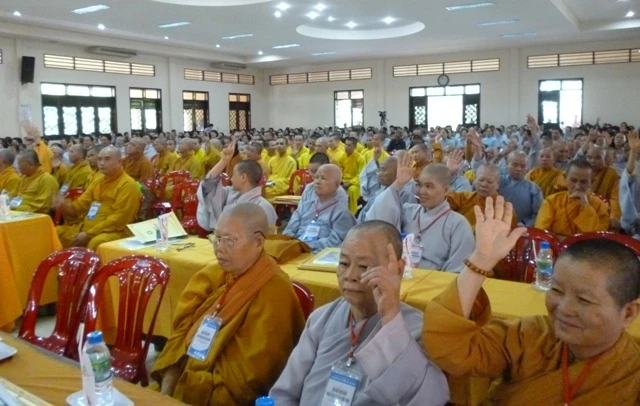 Phật giáo Hóc Môn tổ chức đại hội lần VIII ảnh 3 biểu quyết.ND.JPG
