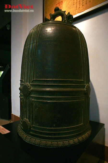 Chuông Vân Bản có kích thước to lớn, cao 125cm, đường kính miệng 80cm. Quai chuông trang trí hai con rồng đấu lưng vào nhau, nơi tiếp giáp ở vị trí cao nhất trang trí hình búp sen vẩy cá chép bao phủ toàn bộ thân rồng. Hình tượng rồng mang nhiều đặc trưng của thời Trấn. Thân chuông có nhiều đường gân ngang dọc tạo thành 8 ô, 4 ô trên hình thang đứng, 4 ô dưới hình chữ nhật. Chuông có 6 núm gõ, xung quanh mỗi núm có 16 núm tròn nhỏ tạo thành hình bông cúc. Phần vành miệng trang trí 52 cánh sen. Trong hai ô trên có hai bài minh văn khắc chìm chữ Hán, 4 ô dưới để trơn. Không chỉ là một quả chuông cổ gắn với các huyền tích của Đồ Sơn, đây còn là một quả chuông có giá trị nghệ thuật rất cao. Chuông bị chìm dưới biển hàng thế kỷ nhưng không hề bị nước mặn ăn mòn, làm hư hỏng. Có người lý giải rằng, chuông bền như vậy vì được đúc với một tỷ lệ vàng rất cao.