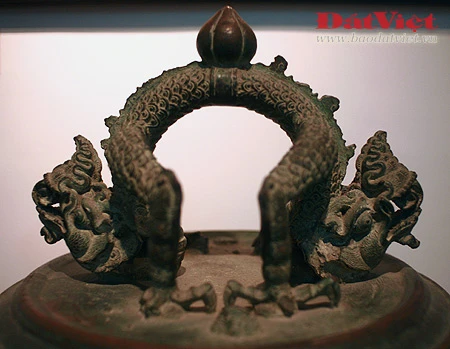 Chuông Vân Bản có kích thước to lớn, cao 125cm, đường kính miệng 80cm. Quai chuông trang trí hai con rồng đấu lưng vào nhau, nơi tiếp giáp ở vị trí cao nhất trang trí hình búp sen vẩy cá chép bao phủ toàn bộ thân rồng. Hình tượng rồng mang nhiều đặc trưng của thời Trấn. Thân chuông có nhiều đường gân ngang dọc tạo thành 8 ô, 4 ô trên hình thang đứng, 4 ô dưới hình chữ nhật. Chuông có 6 núm gõ, xung quanh mỗi núm có 16 núm tròn nhỏ tạo thành hình bông cúc. Phần vành miệng trang trí 52 cánh sen. Trong hai ô trên có hai bài minh văn khắc chìm chữ Hán, 4 ô dưới để trơn. Không chỉ là một quả chuông cổ gắn với các huyền tích của Đồ Sơn, đây còn là một quả chuông có giá trị nghệ thuật rất cao. Chuông bị chìm dưới biển hàng thế kỷ nhưng không hề bị nước mặn ăn mòn, làm hư hỏng. Có người lý giải rằng, chuông bền như vậy vì được đúc với một tỷ lệ vàng rất cao.