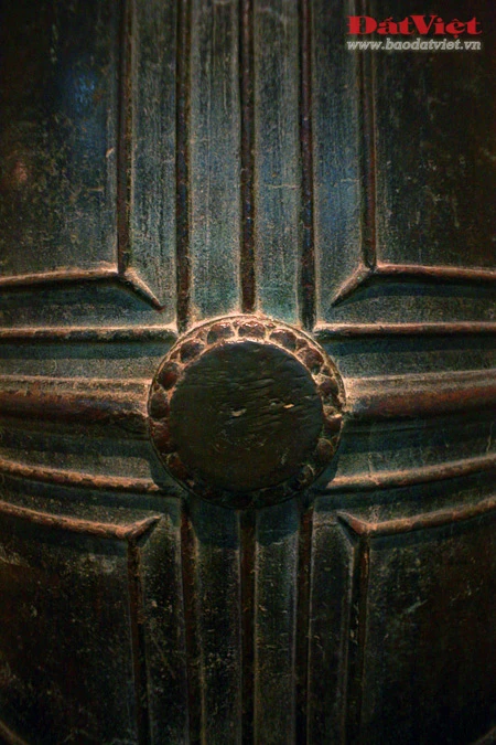 Chuông Vân Bản có kích thước to lớn, cao 125cm, đường kính miệng 80cm. Quai chuông trang trí hai con rồng đấu lưng vào nhau, nơi tiếp giáp ở vị trí cao nhất trang trí hình búp sen vẩy cá chép bao phủ toàn bộ thân rồng. Hình tượng rồng mang nhiều đặc trưng của thời Trấn. Thân chuông có nhiều đường gân ngang dọc tạo thành 8 ô, 4 ô trên hình thang đứng, 4 ô dưới hình chữ nhật. Chuông có 6 núm gõ, xung quanh mỗi núm có 16 núm tròn nhỏ tạo thành hình bông cúc. Phần vành miệng trang trí 52 cánh sen. Trong hai ô trên có hai bài minh văn khắc chìm chữ Hán, 4 ô dưới để trơn. Không chỉ là một quả chuông cổ gắn với các huyền tích của Đồ Sơn, đây còn là một quả chuông có giá trị nghệ thuật rất cao. Chuông bị chìm dưới biển hàng thế kỷ nhưng không hề bị nước mặn ăn mòn, làm hư hỏng. Có người lý giải rằng, chuông bền như vậy vì được đúc với một tỷ lệ vàng rất cao.