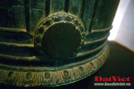 Chuông Vân Bản có kích thước to lớn, cao 125cm, đường kính miệng 80cm. Quai chuông trang trí hai con rồng đấu lưng vào nhau, nơi tiếp giáp ở vị trí cao nhất trang trí hình búp sen vẩy cá chép bao phủ toàn bộ thân rồng. Hình tượng rồng mang nhiều đặc trưng của thời Trấn. Thân chuông có nhiều đường gân ngang dọc tạo thành 8 ô, 4 ô trên hình thang đứng, 4 ô dưới hình chữ nhật. Chuông có 6 núm gõ, xung quanh mỗi núm có 16 núm tròn nhỏ tạo thành hình bông cúc. Phần vành miệng trang trí 52 cánh sen. Trong hai ô trên có hai bài minh văn khắc chìm chữ Hán, 4 ô dưới để trơn. Không chỉ là một quả chuông cổ gắn với các huyền tích của Đồ Sơn, đây còn là một quả chuông có giá trị nghệ thuật rất cao. Chuông bị chìm dưới biển hàng thế kỷ nhưng không hề bị nước mặn ăn mòn, làm hư hỏng. Có người lý giải rằng, chuông bền như vậy vì được đúc với một tỷ lệ vàng rất cao.