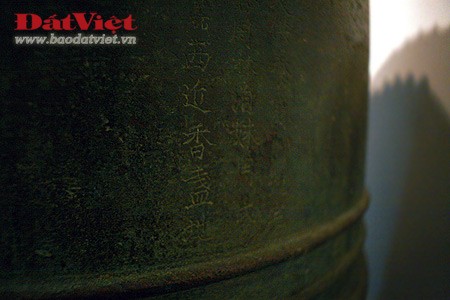 Chuông Vân Bản có kích thước to lớn, cao 125cm, đường kính miệng 80cm. Quai chuông trang trí hai con rồng đấu lưng vào nhau, nơi tiếp giáp ở vị trí cao nhất trang trí hình búp sen vẩy cá chép bao phủ toàn bộ thân rồng. Hình tượng rồng mang nhiều đặc trưng của thời Trấn. Thân chuông có nhiều đường gân ngang dọc tạo thành 8 ô, 4 ô trên hình thang đứng, 4 ô dưới hình chữ nhật. Chuông có 6 núm gõ, xung quanh mỗi núm có 16 núm tròn nhỏ tạo thành hình bông cúc. Phần vành miệng trang trí 52 cánh sen. Trong hai ô trên có hai bài minh văn khắc chìm chữ Hán, 4 ô dưới để trơn. Không chỉ là một quả chuông cổ gắn với các huyền tích của Đồ Sơn, đây còn là một quả chuông có giá trị nghệ thuật rất cao. Chuông bị chìm dưới biển hàng thế kỷ nhưng không hề bị nước mặn ăn mòn, làm hư hỏng. Có người lý giải rằng, chuông bền như vậy vì được đúc với một tỷ lệ vàng rất cao. Chuông Vân Bản có kích thước to lớn, cao 125cm, đường kính miệng 80cm. Quai chuông trang trí hai con rồng đấu lưng vào nhau, nơi tiếp giáp ở vị trí cao nhất trang trí hình búp sen vẩy cá chép bao phủ toàn bộ thân rồng. Hình tượng rồng mang nhiều đặc trưng của thời Trấn. Thân chuông có nhiều đường gân ngang dọc tạo thành 8 ô, 4 ô trên hình thang đứng, 4 ô dưới hình chữ nhật. Chuông có 6 núm gõ, xung quanh mỗi núm có 16 núm tròn nhỏ tạo thành hình bông cúc. Phần vành miệng trang trí 52 cánh sen. Trong hai ô trên có hai bài minh văn khắc chìm chữ Hán, 4 ô dưới để trơn. Không chỉ là một quả chuông cổ gắn với các huyền tích của Đồ Sơn, đây còn là một quả chuông có giá trị nghệ thuật rất cao. Chuông bị chìm dưới biển hàng thế kỷ nhưng không hề bị nước mặn ăn mòn, làm hư hỏng. Có người lý giải rằng, chuông bền như vậy vì được đúc với một tỷ lệ vàng rất cao.