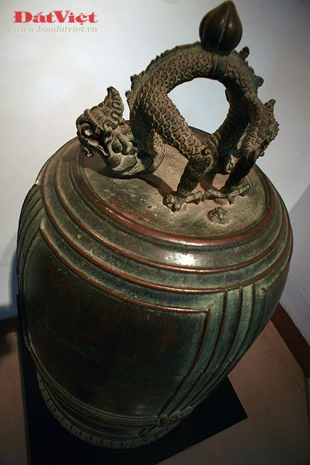 Chuông Vân Bản có kích thước to lớn, cao 125cm, đường kính miệng 80cm. Quai chuông trang trí hai con rồng đấu lưng vào nhau, nơi tiếp giáp ở vị trí cao nhất trang trí hình búp sen vẩy cá chép bao phủ toàn bộ thân rồng. Hình tượng rồng mang nhiều đặc trưng của thời Trấn. Thân chuông có nhiều đường gân ngang dọc tạo thành 8 ô, 4 ô trên hình thang đứng, 4 ô dưới hình chữ nhật. Chuông có 6 núm gõ, xung quanh mỗi núm có 16 núm tròn nhỏ tạo thành hình bông cúc. Phần vành miệng trang trí 52 cánh sen. Trong hai ô trên có hai bài minh văn khắc chìm chữ Hán, 4 ô dưới để trơn. Không chỉ là một quả chuông cổ gắn với các huyền tích của Đồ Sơn, đây còn là một quả chuông có giá trị nghệ thuật rất cao. Chuông bị chìm dưới biển hàng thế kỷ nhưng không hề bị nước mặn ăn mòn, làm hư hỏng. Có người lý giải rằng, chuông bền như vậy vì được đúc với một tỷ lệ vàng rất cao.