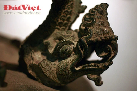 Chuông Vân Bản có kích thước to lớn, cao 125cm, đường kính miệng 80cm. Quai chuông trang trí hai con rồng đấu lưng vào nhau, nơi tiếp giáp ở vị trí cao nhất trang trí hình búp sen vẩy cá chép bao phủ toàn bộ thân rồng. Hình tượng rồng mang nhiều đặc trưng của thời Trấn. Thân chuông có nhiều đường gân ngang dọc tạo thành 8 ô, 4 ô trên hình thang đứng, 4 ô dưới hình chữ nhật. Chuông có 6 núm gõ, xung quanh mỗi núm có 16 núm tròn nhỏ tạo thành hình bông cúc. Phần vành miệng trang trí 52 cánh sen. Trong hai ô trên có hai bài minh văn khắc chìm chữ Hán, 4 ô dưới để trơn. Không chỉ là một quả chuông cổ gắn với các huyền tích của Đồ Sơn, đây còn là một quả chuông có giá trị nghệ thuật rất cao. Chuông bị chìm dưới biển hàng thế kỷ nhưng không hề bị nước mặn ăn mòn, làm hư hỏng. Có người lý giải rằng, chuông bền như vậy vì được đúc với một tỷ lệ vàng rất cao.