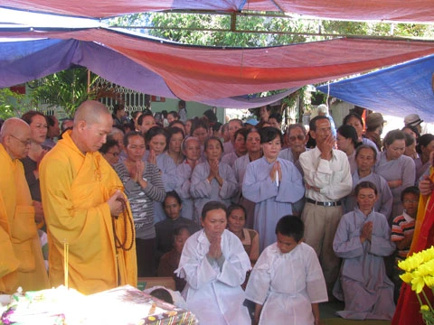 Đại diên ban phật giáo Việt Nam thành phố Quy Nhơn trao tiền và quà hỗ trợ cho gia đình các ngư dân tàu BĐ 91305TS bị mất tích