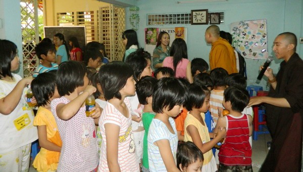 CLB Nhân Sinh tặng quà cho trẻ em ảnh 1 Nhân sinh1.jpg