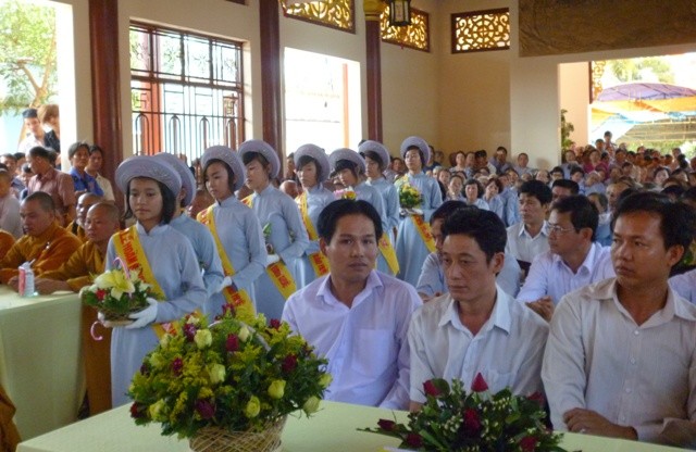 Khánh thành chùa Bảo Huệ ảnh 2 dâng hoa.nd.jpg