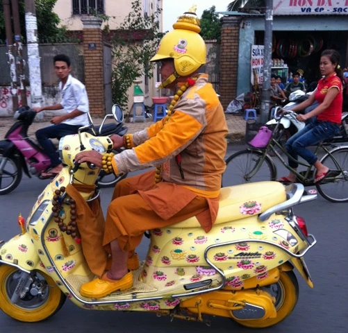 Thực hư chuyện "Sư già “diện” thời trang dạo phố" ảnh 2