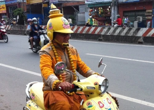 Thực hư chuyện "Sư già “diện” thời trang dạo phố" ảnh 1