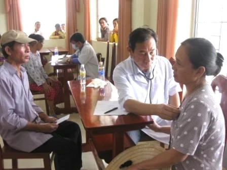 Khám bệnh cho người nghèo ảnh 1 05-18_3_2012.jpg