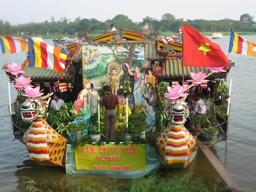 Huế: Thắp sáng sông Hương trong tuần lễ Phật đản ảnh 1 Huế: Thắp sáng sông Hương trong tuần lễ Phật đản ảnh 1