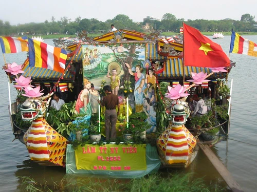 Huế: Thắp sáng sông Hương trong tuần lễ Phật đản ảnh 1