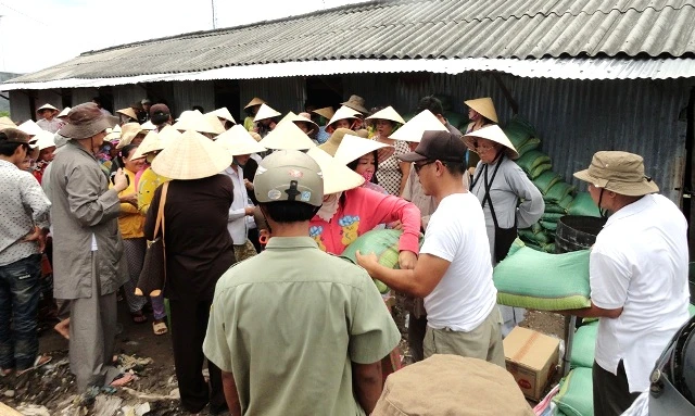 Cứu trợ các ấp vùng sâu của Sông Đốc.JPG