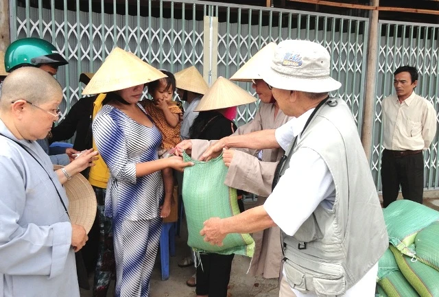 Cứu trợ tại thị trấn Sông Đốc.JPG