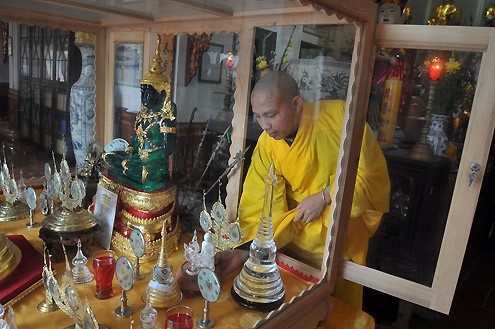 Đại đức Thích Chơn Phương, trụ trì ngôi chùa cho biết đã đi nhiều nơi trên thế giới trong đó từng đặt chân đến các đất Phật như Ấn Độ, Myanmar, Thái Lan, Nepal và được tặng nhiều Xá lợi Phật Đại đức Thích Chơn Phương, trụ trì ngôi chùa cho biết đã đi nhiều nơi trên thế giới trong đó từng đặt chân đến các đất Phật như Ấn Độ, Myanmar, Thái Lan, Nepal và được tặng nhiều Xá lợi Phật