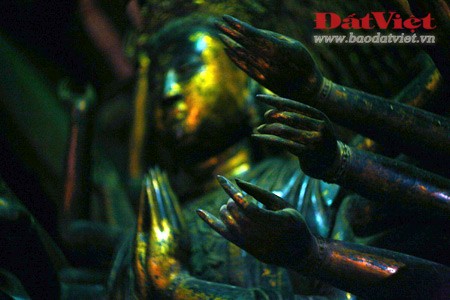 Chùa Bút Tháp là nơi lưu giữ tượng bảo tượng Quan Âm nghìn mắt nghìn tay nổi tiếng do nhà điêu khắc họ Trương tạc năm 1656, hiện được công nhận là bảo vật quốc gia. Tượng được tác ngồi tư thế thiền định. Áo tượng bó sát người với nhiều nếp phủ trên vai. Bụng tượng thắt hầu bao. Bảo tượng có 11 đầu, mặt chính nhìn phía trước, hai mang tai có hai mặt phụ. Đầu tượng đội thiên quan, phía trên đầu chính có các đầu nhỏ hơn xếp chồng lên nhau thành ba lớp, trên cùng là tượng đức Phật A Di Đà ngồi tòa sen trong tư thế thiền định. Các đầu tượng đều có khuôn mặt của phụ nữ đôn hậu, tóc chải ngược lên đỉnh búi thành cuộn, mắt hé mở nhìn xuống, tai tượng lớn và dày, đeo hoa tai là bông sen nở. Cổ tượng cao, chạm thành ba ngấn. Vòng dây chuyền đeo từ cổ xuống ngực. Tượng có 42 tay lớn, cánh tay đều để trần, trong tư thế ấn quyết hoặc thiền định. Các ngón tay búp măng đậm nét nữ tính, Cổ tay đeo vóng khắc nổi hạt ở giữa. Các cánh tay nhỏ được xếp thành nhiều lớp (từ 6 lớp ở phía dưới đến 14 lớp ở phía trên). Có tất cả 789 cảnh tay như vậy. Trong lòng mỗi bàn tay có một con mắt được chạm chìm. Những "cánh tay có mắt" này khiên bức tượng có tên là Thiên thủ Thiên nhãn. Bảo tượng Quan Âm Thiên thủ Thiên nhãn được coi là một kiệt tác độc nhất vô nhị về tượng Phật và nghệ thuật tạc tượng - nghệ thuật làm nổi bật triết lý nhà Phật bằng ngôn ngữ tạo hình hàm súc. Sách Kỷ lục Việt Nam cũng đã xác lập một kỷ lục về tác phẩm điêu khắc này: Bảo tượng Bồ tát Quán Thế Âm Thiên thủ Thiên nhãn bằng gỗ lớn nhất Việt Nam. Tượng có kích thước như sau : Chiều cao của tượng (tính từ đài sen lên) : 235 cm ; đầu rồng đội tòa sen : 30 cm ; bệ tượng : 54 cm ; chiều ngang của cánh tay xa nhất : 200 cm ; chiều cao của vành tay phụ : 370 cm ; đường kính của vành tay phụ : 224 cm. Chùa Bút Tháp là nơi lưu giữ tượng bảo tượng Quan Âm nghìn mắt nghìn tay nổi tiếng do nhà điêu khắc họ Trương tạc năm 1656, hiện được công nhận là bảo vật quốc gia. Tượng được tác ngồi tư thế thiền định. Áo tượng bó sát người với nhiều nếp phủ trên vai. Bụng tượng thắt hầu bao. Bảo tượng có 11 đầu, mặt chính nhìn phía trước, hai mang tai có hai mặt phụ. Đầu tượng đội thiên quan, phía trên đầu chính có các đầu nhỏ hơn xếp chồng lên nhau thành ba lớp, trên cùng là tượng đức Phật A Di Đà ngồi tòa sen trong tư thế thiền định. Các đầu tượng đều có khuôn mặt của phụ nữ đôn hậu, tóc chải ngược lên đỉnh búi thành cuộn, mắt hé mở nhìn xuống, tai tượng lớn và dày, đeo hoa tai là bông sen nở. Cổ tượng cao, chạm thành ba ngấn. Vòng dây chuyền đeo từ cổ xuống ngực. Tượng có 42 tay lớn, cánh tay đều để trần, trong tư thế ấn quyết hoặc thiền định. Các ngón tay búp măng đậm nét nữ tính, Cổ tay đeo vóng khắc nổi hạt ở giữa. Các cánh tay nhỏ được xếp thành nhiều lớp (từ 6 lớp ở phía dưới đến 14 lớp ở phía trên). Có tất cả 789 cảnh tay như vậy. Trong lòng mỗi bàn tay có một con mắt được chạm chìm. Những "cánh tay có mắt" này khiên bức tượng có tên là Thiên thủ Thiên nhãn. Bảo tượng Quan Âm Thiên thủ Thiên nhãn được coi là một kiệt tác độc nhất vô nhị về tượng Phật và nghệ thuật tạc tượng - nghệ thuật làm nổi bật triết lý nhà Phật bằng ngôn ngữ tạo hình hàm súc. Sách Kỷ lục Việt Nam cũng đã xác lập một kỷ lục về tác phẩm điêu khắc này: Bảo tượng Bồ tát Quán Thế Âm Thiên thủ Thiên nhãn bằng gỗ lớn nhất Việt Nam. Tượng có kích thước như sau : Chiều cao của tượng (tính từ đài sen lên) : 235 cm ; đầu rồng đội tòa sen : 30 cm ; bệ tượng : 54 cm ; chiều ngang của cánh tay xa nhất : 200 cm ; chiều cao của vành tay phụ : 370 cm ; đường kính của vành tay phụ : 224 cm.