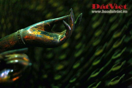Chùa Bút Tháp là nơi lưu giữ tượng bảo tượng Quan Âm nghìn mắt nghìn tay nổi tiếng do nhà điêu khắc họ Trương tạc năm 1656, hiện được công nhận là bảo vật quốc gia. Tượng được tác ngồi tư thế thiền định. Áo tượng bó sát người với nhiều nếp phủ trên vai. Bụng tượng thắt hầu bao. Bảo tượng có 11 đầu, mặt chính nhìn phía trước, hai mang tai có hai mặt phụ. Đầu tượng đội thiên quan, phía trên đầu chính có các đầu nhỏ hơn xếp chồng lên nhau thành ba lớp, trên cùng là tượng đức Phật A Di Đà ngồi tòa sen trong tư thế thiền định. Các đầu tượng đều có khuôn mặt của phụ nữ đôn hậu, tóc chải ngược lên đỉnh búi thành cuộn, mắt hé mở nhìn xuống, tai tượng lớn và dày, đeo hoa tai là bông sen nở. Cổ tượng cao, chạm thành ba ngấn. Vòng dây chuyền đeo từ cổ xuống ngực. Tượng có 42 tay lớn, cánh tay đều để trần, trong tư thế ấn quyết hoặc thiền định. Các ngón tay búp măng đậm nét nữ tính, Cổ tay đeo vóng khắc nổi hạt ở giữa. Các cánh tay nhỏ được xếp thành nhiều lớp (từ 6 lớp ở phía dưới đến 14 lớp ở phía trên). Có tất cả 789 cảnh tay như vậy. Trong lòng mỗi bàn tay có một con mắt được chạm chìm. Những "cánh tay có mắt" này khiên bức tượng có tên là Thiên thủ Thiên nhãn. Bảo tượng Quan Âm Thiên thủ Thiên nhãn được coi là một kiệt tác độc nhất vô nhị về tượng Phật và nghệ thuật tạc tượng - nghệ thuật làm nổi bật triết lý nhà Phật bằng ngôn ngữ tạo hình hàm súc. Sách Kỷ lục Việt Nam cũng đã xác lập một kỷ lục về tác phẩm điêu khắc này: Bảo tượng Bồ tát Quán Thế Âm Thiên thủ Thiên nhãn bằng gỗ lớn nhất Việt Nam. Tượng có kích thước như sau : Chiều cao của tượng (tính từ đài sen lên) : 235 cm ; đầu rồng đội tòa sen : 30 cm ; bệ tượng : 54 cm ; chiều ngang của cánh tay xa nhất : 200 cm ; chiều cao của vành tay phụ : 370 cm ; đường kính của vành tay phụ : 224 cm. Chùa Bút Tháp là nơi lưu giữ tượng bảo tượng Quan Âm nghìn mắt nghìn tay nổi tiếng do nhà điêu khắc họ Trương tạc năm 1656, hiện được công nhận là bảo vật quốc gia. Tượng được tác ngồi tư thế thiền định. Áo tượng bó sát người với nhiều nếp phủ trên vai. Bụng tượng thắt hầu bao. Bảo tượng có 11 đầu, mặt chính nhìn phía trước, hai mang tai có hai mặt phụ. Đầu tượng đội thiên quan, phía trên đầu chính có các đầu nhỏ hơn xếp chồng lên nhau thành ba lớp, trên cùng là tượng đức Phật A Di Đà ngồi tòa sen trong tư thế thiền định. Các đầu tượng đều có khuôn mặt của phụ nữ đôn hậu, tóc chải ngược lên đỉnh búi thành cuộn, mắt hé mở nhìn xuống, tai tượng lớn và dày, đeo hoa tai là bông sen nở. Cổ tượng cao, chạm thành ba ngấn. Vòng dây chuyền đeo từ cổ xuống ngực. Tượng có 42 tay lớn, cánh tay đều để trần, trong tư thế ấn quyết hoặc thiền định. Các ngón tay búp măng đậm nét nữ tính, Cổ tay đeo vóng khắc nổi hạt ở giữa. Các cánh tay nhỏ được xếp thành nhiều lớp (từ 6 lớp ở phía dưới đến 14 lớp ở phía trên). Có tất cả 789 cảnh tay như vậy. Trong lòng mỗi bàn tay có một con mắt được chạm chìm. Những "cánh tay có mắt" này khiên bức tượng có tên là Thiên thủ Thiên nhãn. Bảo tượng Quan Âm Thiên thủ Thiên nhãn được coi là một kiệt tác độc nhất vô nhị về tượng Phật và nghệ thuật tạc tượng - nghệ thuật làm nổi bật triết lý nhà Phật bằng ngôn ngữ tạo hình hàm súc. Sách Kỷ lục Việt Nam cũng đã xác lập một kỷ lục về tác phẩm điêu khắc này: Bảo tượng Bồ tát Quán Thế Âm Thiên thủ Thiên nhãn bằng gỗ lớn nhất Việt Nam. Tượng có kích thước như sau : Chiều cao của tượng (tính từ đài sen lên) : 235 cm ; đầu rồng đội tòa sen : 30 cm ; bệ tượng : 54 cm ; chiều ngang của cánh tay xa nhất : 200 cm ; chiều cao của vành tay phụ : 370 cm ; đường kính của vành tay phụ : 224 cm.