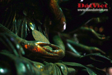 Chùa Bút Tháp là nơi lưu giữ tượng bảo tượng Quan Âm nghìn mắt nghìn tay nổi tiếng do nhà điêu khắc họ Trương tạc năm 1656, hiện được công nhận là bảo vật quốc gia. Tượng được tác ngồi tư thế thiền định. Áo tượng bó sát người với nhiều nếp phủ trên vai. Bụng tượng thắt hầu bao. Bảo tượng có 11 đầu, mặt chính nhìn phía trước, hai mang tai có hai mặt phụ. Đầu tượng đội thiên quan, phía trên đầu chính có các đầu nhỏ hơn xếp chồng lên nhau thành ba lớp, trên cùng là tượng đức Phật A Di Đà ngồi tòa sen trong tư thế thiền định. Các đầu tượng đều có khuôn mặt của phụ nữ đôn hậu, tóc chải ngược lên đỉnh búi thành cuộn, mắt hé mở nhìn xuống, tai tượng lớn và dày, đeo hoa tai là bông sen nở. Cổ tượng cao, chạm thành ba ngấn. Vòng dây chuyền đeo từ cổ xuống ngực. Tượng có 42 tay lớn, cánh tay đều để trần, trong tư thế ấn quyết hoặc thiền định. Các ngón tay búp măng đậm nét nữ tính, Cổ tay đeo vóng khắc nổi hạt ở giữa. Các cánh tay nhỏ được xếp thành nhiều lớp (từ 6 lớp ở phía dưới đến 14 lớp ở phía trên). Có tất cả 789 cảnh tay như vậy. Trong lòng mỗi bàn tay có một con mắt được chạm chìm. Những "cánh tay có mắt" này khiên bức tượng có tên là Thiên thủ Thiên nhãn. Bảo tượng Quan Âm Thiên thủ Thiên nhãn được coi là một kiệt tác độc nhất vô nhị về tượng Phật và nghệ thuật tạc tượng - nghệ thuật làm nổi bật triết lý nhà Phật bằng ngôn ngữ tạo hình hàm súc. Sách Kỷ lục Việt Nam cũng đã xác lập một kỷ lục về tác phẩm điêu khắc này: Bảo tượng Bồ tát Quán Thế Âm Thiên thủ Thiên nhãn bằng gỗ lớn nhất Việt Nam. Tượng có kích thước như sau : Chiều cao của tượng (tính từ đài sen lên) : 235 cm ; đầu rồng đội tòa sen : 30 cm ; bệ tượng : 54 cm ; chiều ngang của cánh tay xa nhất : 200 cm ; chiều cao của vành tay phụ : 370 cm ; đường kính của vành tay phụ : 224 cm. Chùa Bút Tháp là nơi lưu giữ tượng bảo tượng Quan Âm nghìn mắt nghìn tay nổi tiếng do nhà điêu khắc họ Trương tạc năm 1656, hiện được công nhận là bảo vật quốc gia. Tượng được tác ngồi tư thế thiền định. Áo tượng bó sát người với nhiều nếp phủ trên vai. Bụng tượng thắt hầu bao. Bảo tượng có 11 đầu, mặt chính nhìn phía trước, hai mang tai có hai mặt phụ. Đầu tượng đội thiên quan, phía trên đầu chính có các đầu nhỏ hơn xếp chồng lên nhau thành ba lớp, trên cùng là tượng đức Phật A Di Đà ngồi tòa sen trong tư thế thiền định. Các đầu tượng đều có khuôn mặt của phụ nữ đôn hậu, tóc chải ngược lên đỉnh búi thành cuộn, mắt hé mở nhìn xuống, tai tượng lớn và dày, đeo hoa tai là bông sen nở. Cổ tượng cao, chạm thành ba ngấn. Vòng dây chuyền đeo từ cổ xuống ngực. Tượng có 42 tay lớn, cánh tay đều để trần, trong tư thế ấn quyết hoặc thiền định. Các ngón tay búp măng đậm nét nữ tính, Cổ tay đeo vóng khắc nổi hạt ở giữa. Các cánh tay nhỏ được xếp thành nhiều lớp (từ 6 lớp ở phía dưới đến 14 lớp ở phía trên). Có tất cả 789 cảnh tay như vậy. Trong lòng mỗi bàn tay có một con mắt được chạm chìm. Những "cánh tay có mắt" này khiên bức tượng có tên là Thiên thủ Thiên nhãn. Bảo tượng Quan Âm Thiên thủ Thiên nhãn được coi là một kiệt tác độc nhất vô nhị về tượng Phật và nghệ thuật tạc tượng - nghệ thuật làm nổi bật triết lý nhà Phật bằng ngôn ngữ tạo hình hàm súc. Sách Kỷ lục Việt Nam cũng đã xác lập một kỷ lục về tác phẩm điêu khắc này: Bảo tượng Bồ tát Quán Thế Âm Thiên thủ Thiên nhãn bằng gỗ lớn nhất Việt Nam. Tượng có kích thước như sau : Chiều cao của tượng (tính từ đài sen lên) : 235 cm ; đầu rồng đội tòa sen : 30 cm ; bệ tượng : 54 cm ; chiều ngang của cánh tay xa nhất : 200 cm ; chiều cao của vành tay phụ : 370 cm ; đường kính của vành tay phụ : 224 cm.