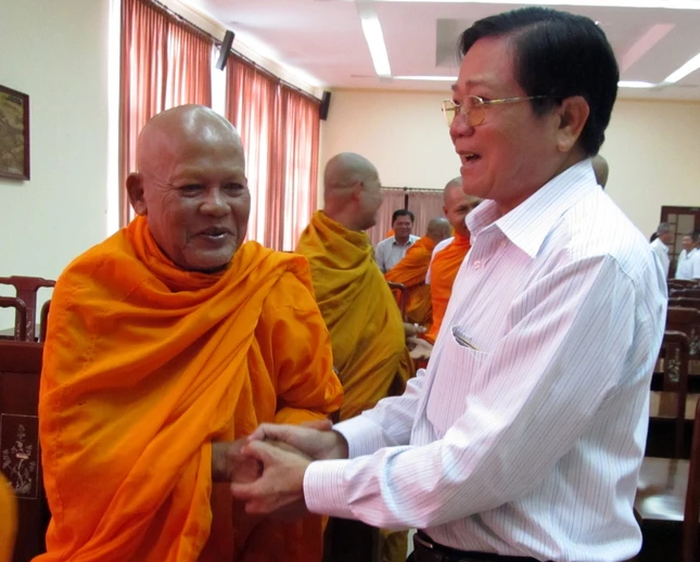 Mừng Tết Chôl Chnăm Thmây của đồng bào Khmer ảnh 1 Ảnh 3. ĐwÔng Sơn Song Sơn bắt tay thân mật, thăm hỏi sức khỏe với Hòa thượng Dương Nhơn.jpg