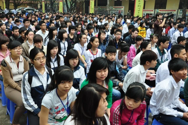 Bạn trẻ đến chùa tư vấn mùa thi ảnh 1