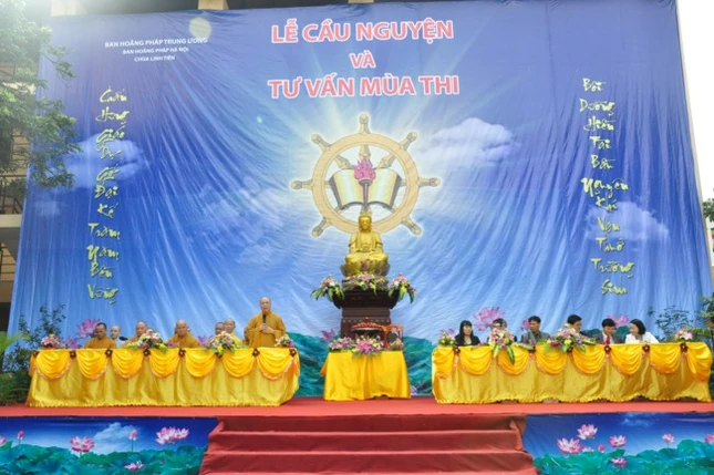 Bạn trẻ đến chùa tư vấn mùa thi ảnh 2