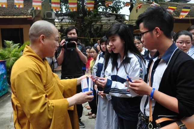 Bạn trẻ đến chùa tư vấn mùa thi ảnh 4 Bạn trẻ đến chùa tư vấn mùa thi ảnh 4