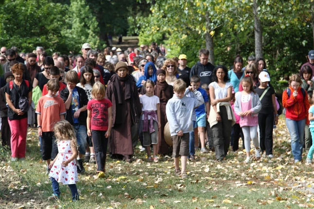 Thiền sư Thích Nhất Hạnh đang thiền hành tại Vương quốc Anh.jpg