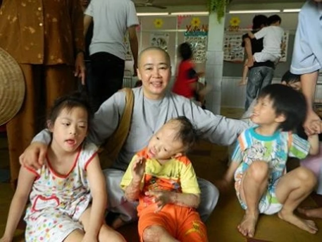 Bạn biết vì sao tôi hạnh phúc không? ảnh 2 Sư cô vui với trẻ.jpg
