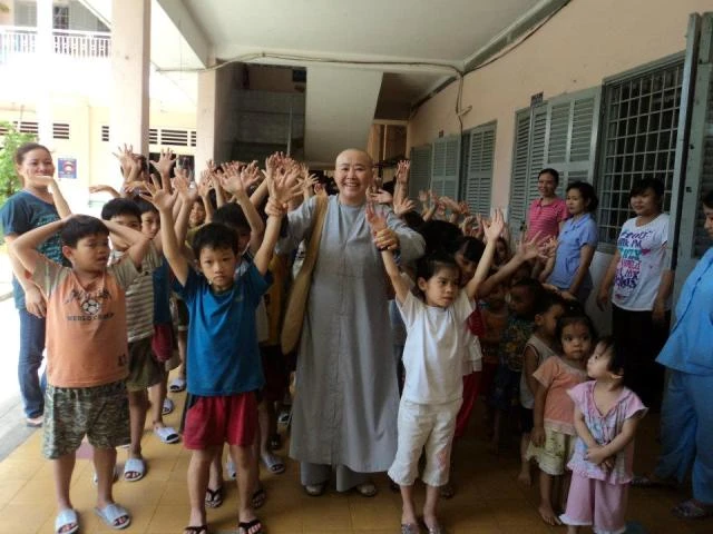 Bạn biết vì sao tôi hạnh phúc không? ảnh 1 Tại Trung tâm bảo trợ trẻ em 2.jpg