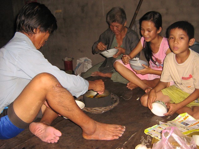 Điều níu tôi ở lại ảnh 1 Ảnh Bữa cơm nghèo.jpg