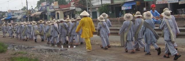 Phút thật lòng… ảnh 1 Ảnh Thiên thần quét lá.jpg