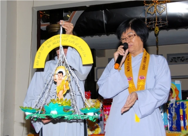 Thi Lồng đèn Phật đản13.JPG