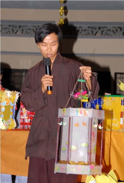 Thi Lồng đèn Phật đản14.JPG